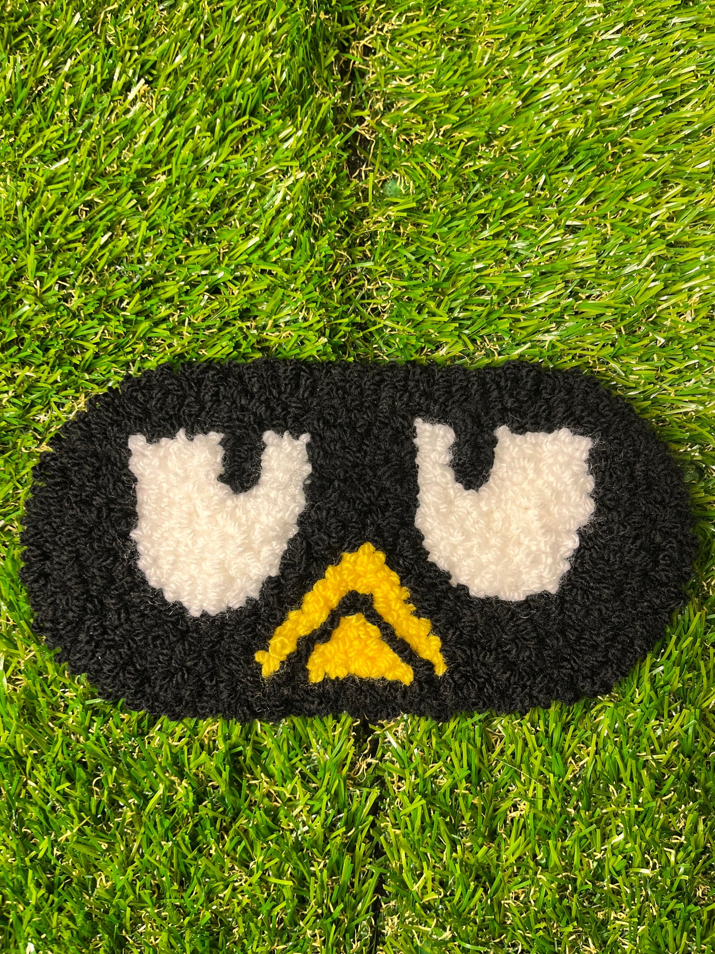 Grumpy penguin glasses/jewelry mini rug