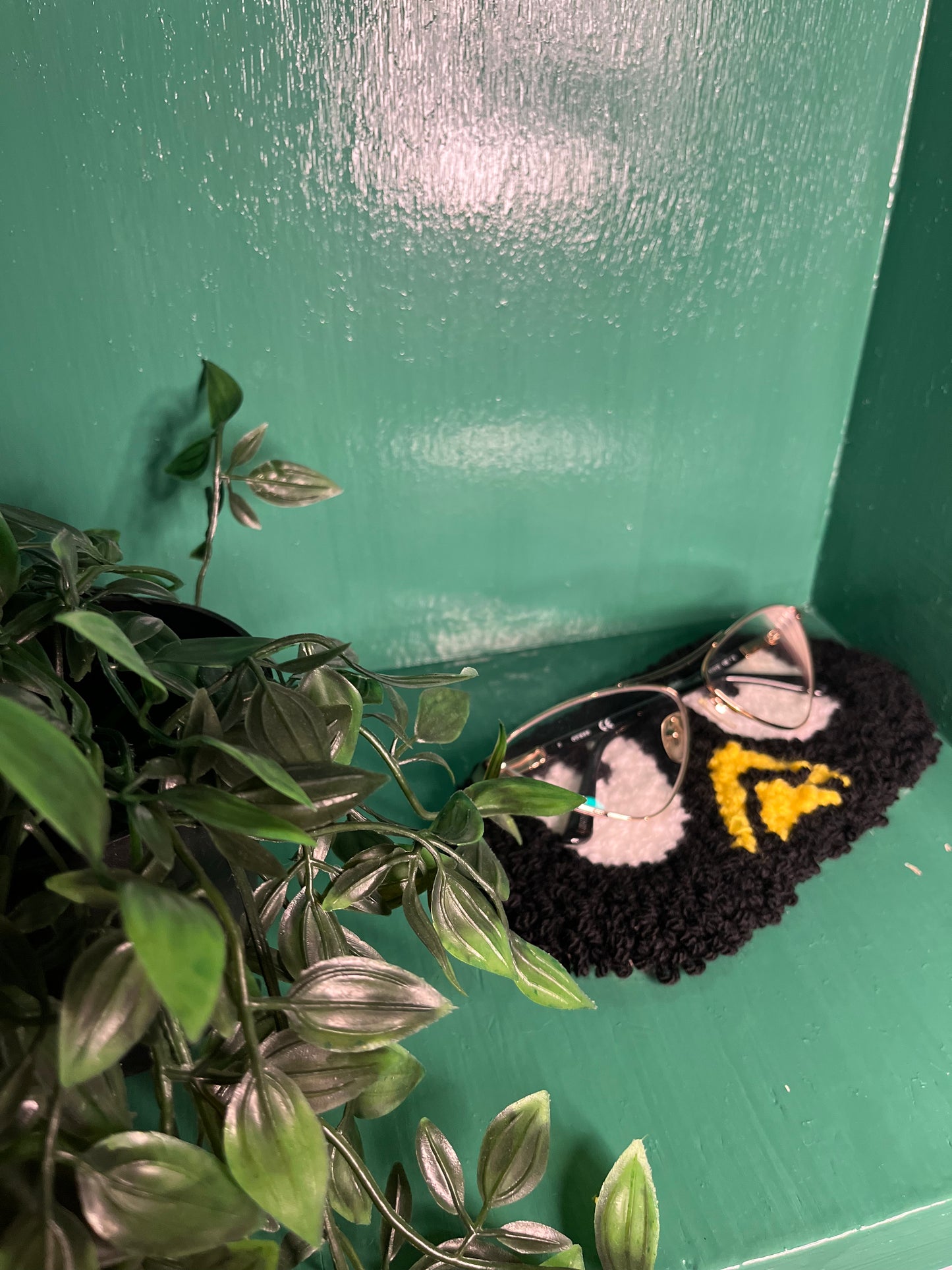 Grumpy penguin glasses/jewelry mini rug