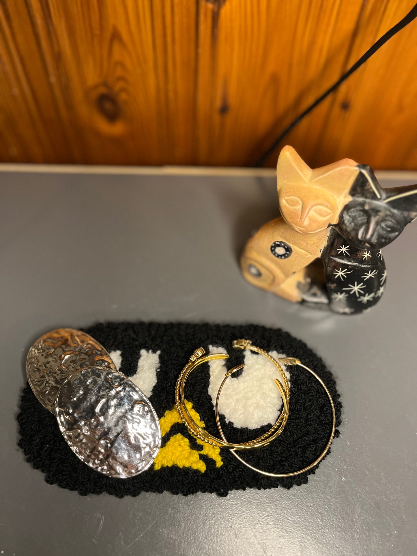 Grumpy penguin glasses/jewelry mini rug