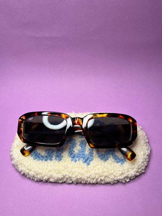Chill glasses/jewelry mini rug